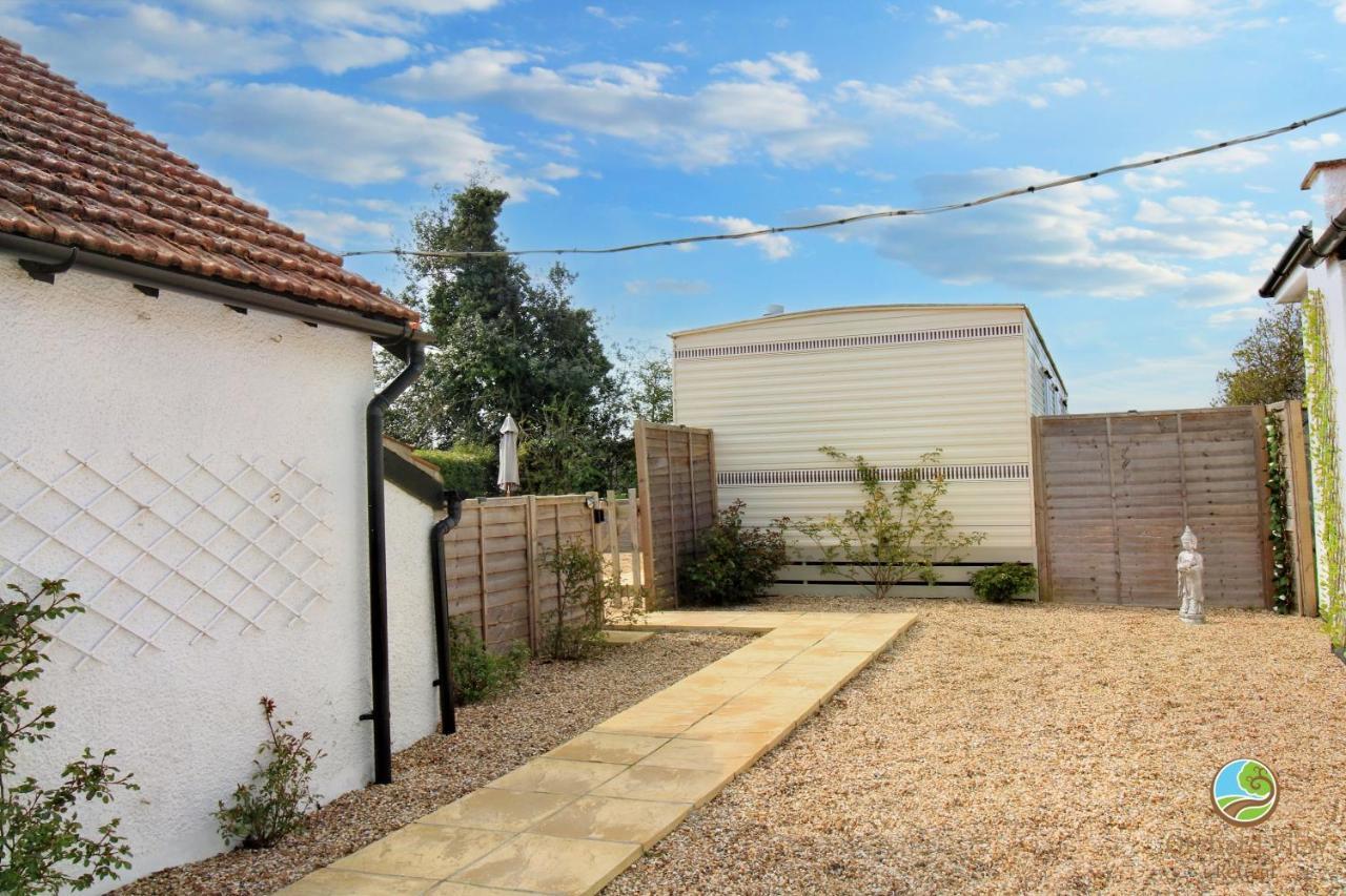 Little Clacton Orchard View Retreat - Dog Friendly, Enclosed Private Garden With Weather Dependant Hot Tub - Not On A Holiday Parkヴィラ エクステリア 写真